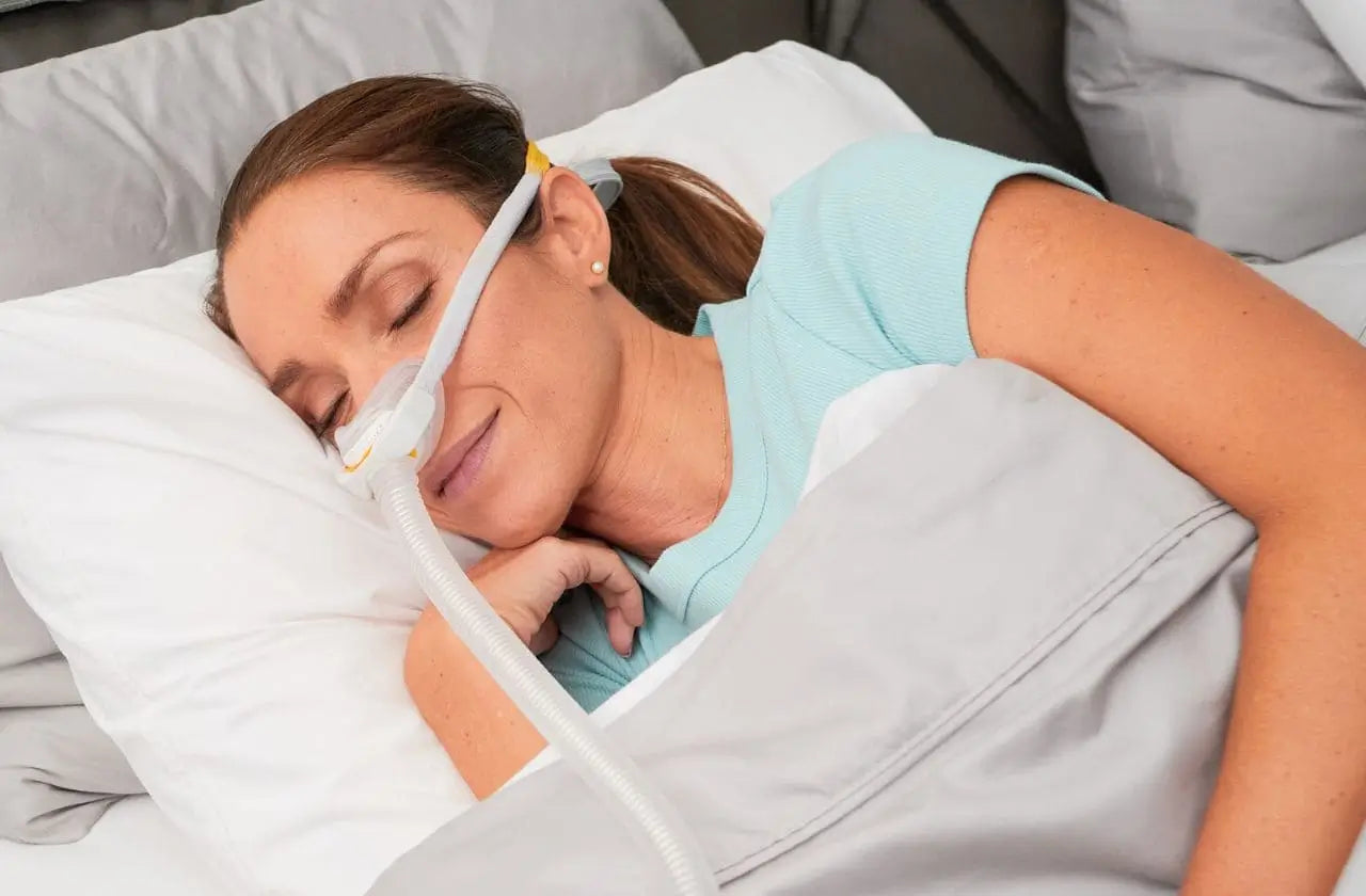 Woman-sleeping-using-cpap-mask