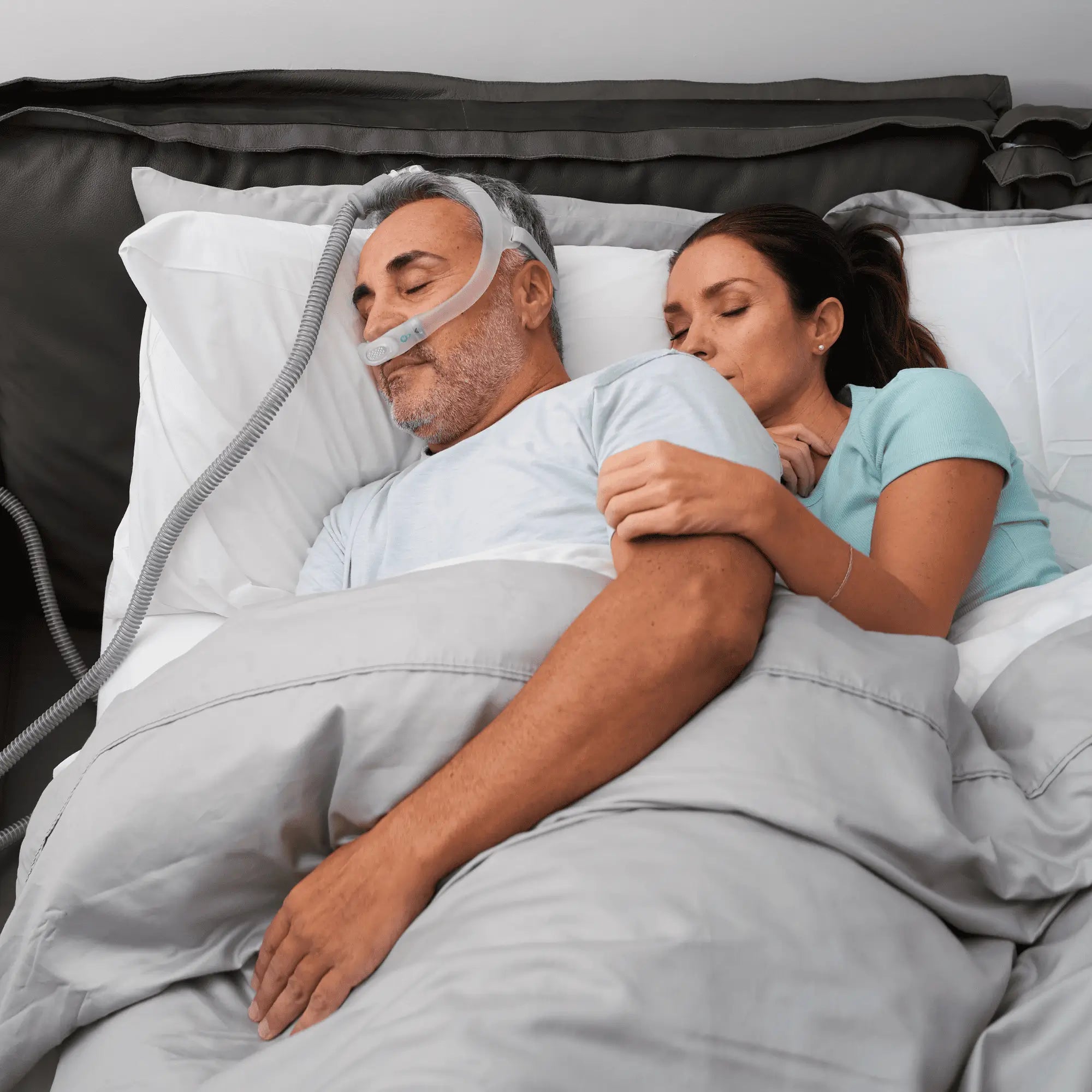 ResMed AirFit™ N30i Nasal Mask Starter Pack - Couple sleeping