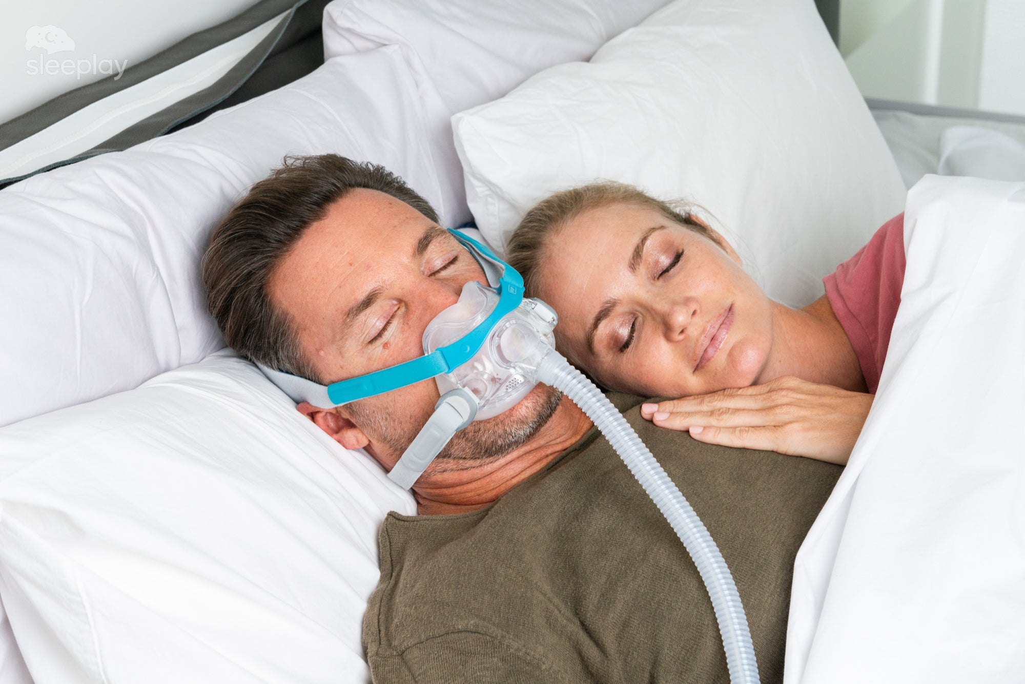 Couple sleeping with man wearing Evora Full Face mask.