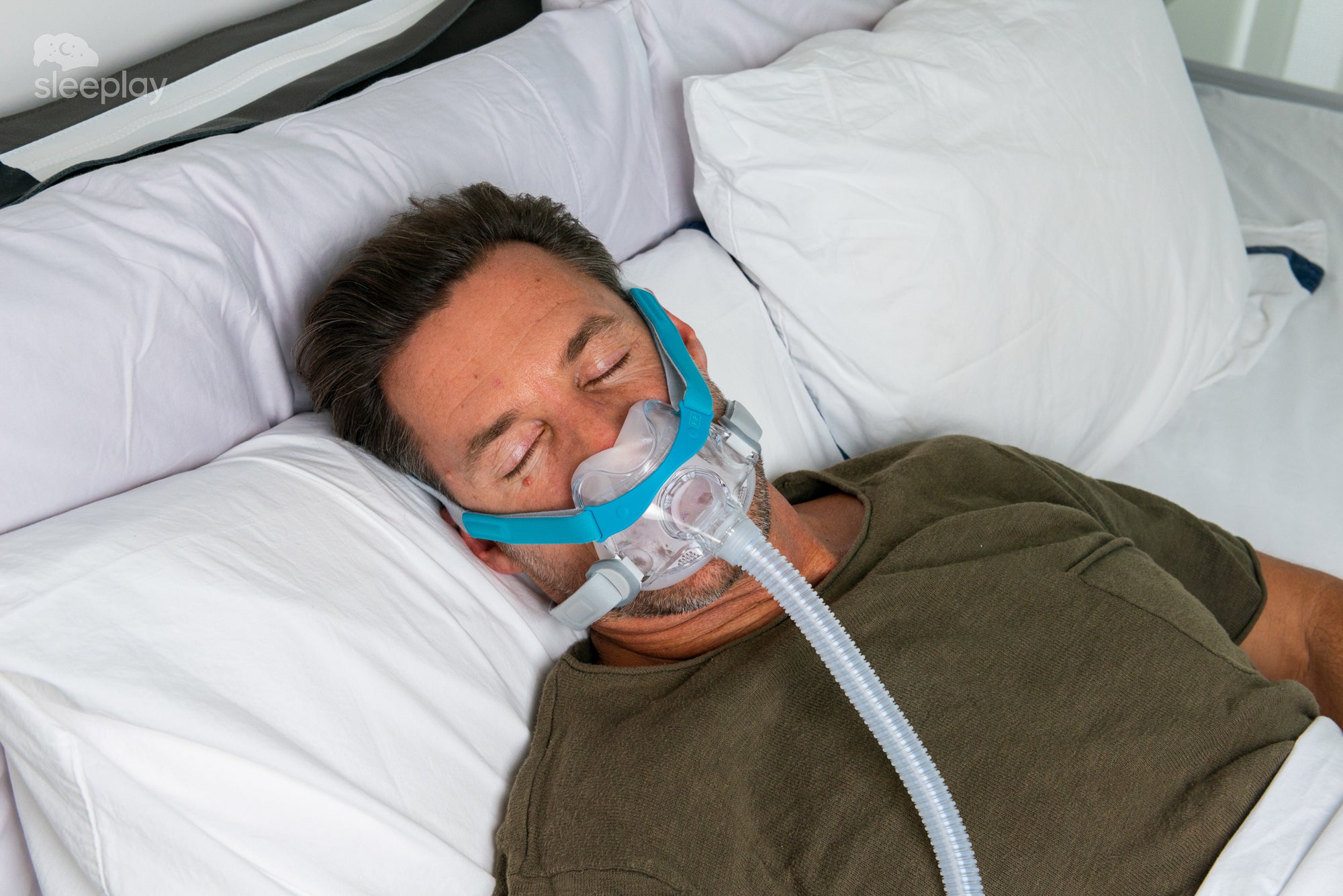 Man sleeping with Evora Full Face mask.