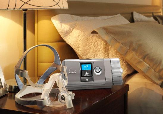 AirCurve 10 VAuto BiPAP Card-to-Cloud on nightstand.