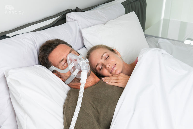 Couple sleeping with AirFit F20.