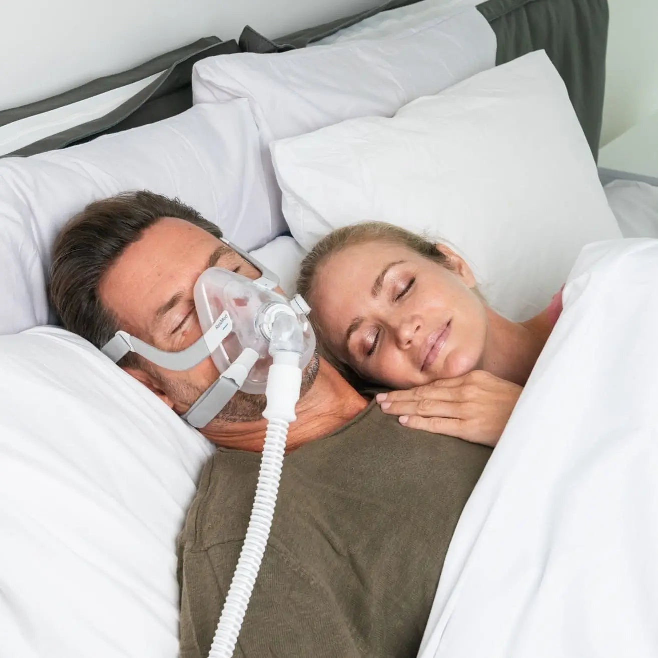 Couple sleeping with AirFit F20.