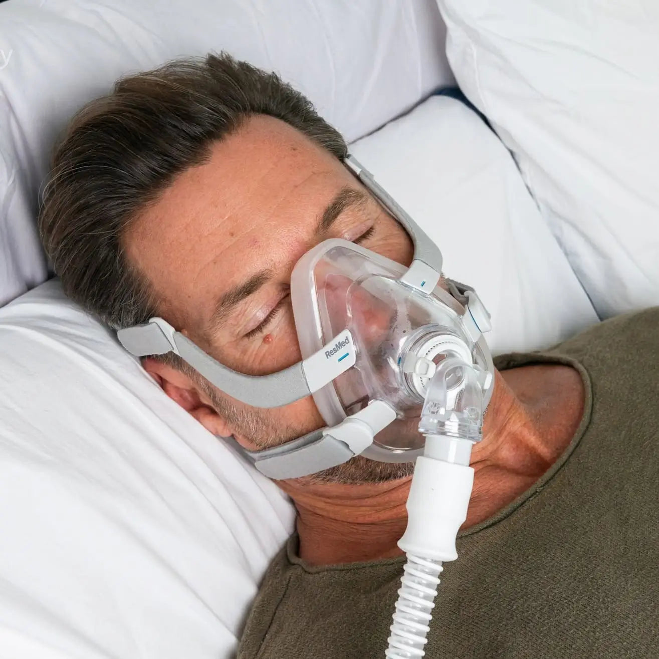 Man sleeping with AirFit F20.