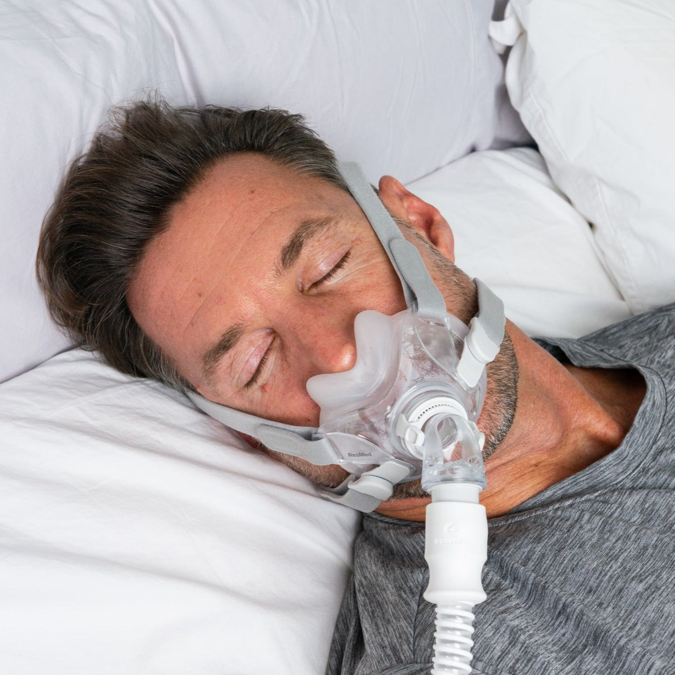 Man sleeping with AirFit F30.