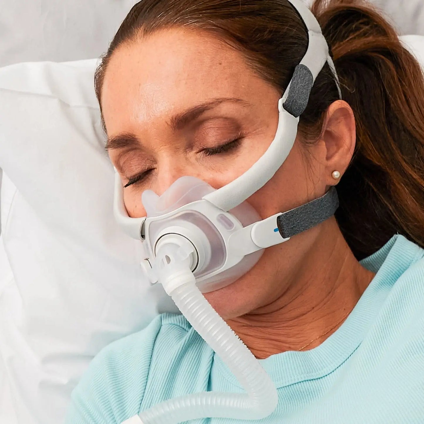 Woman using AirFit F40 sleeping.