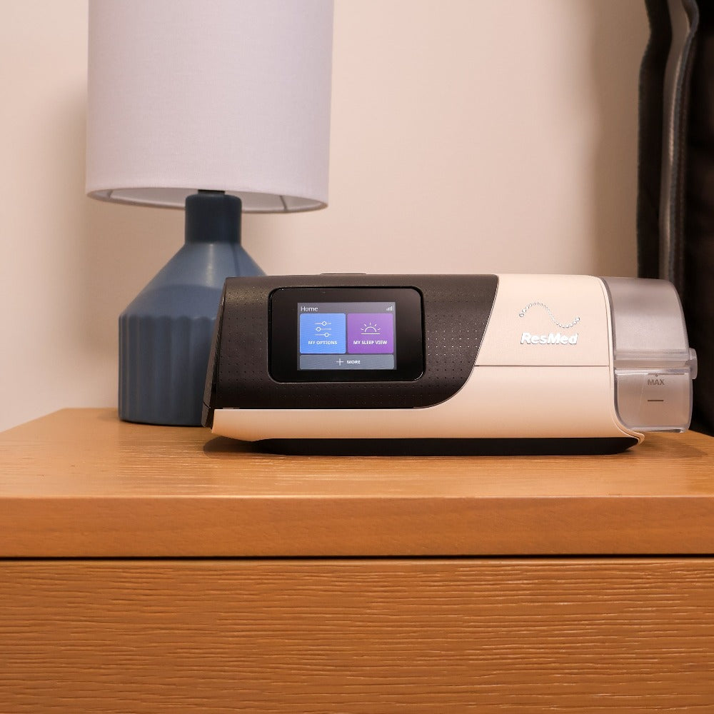 AirSense 11 on nightstand next to lamp