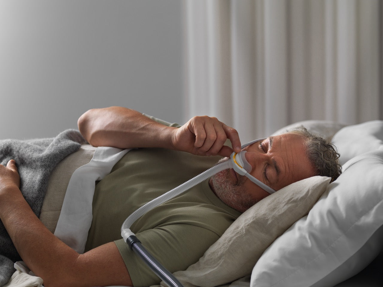 man using the solo pillows mask for cpap therapy