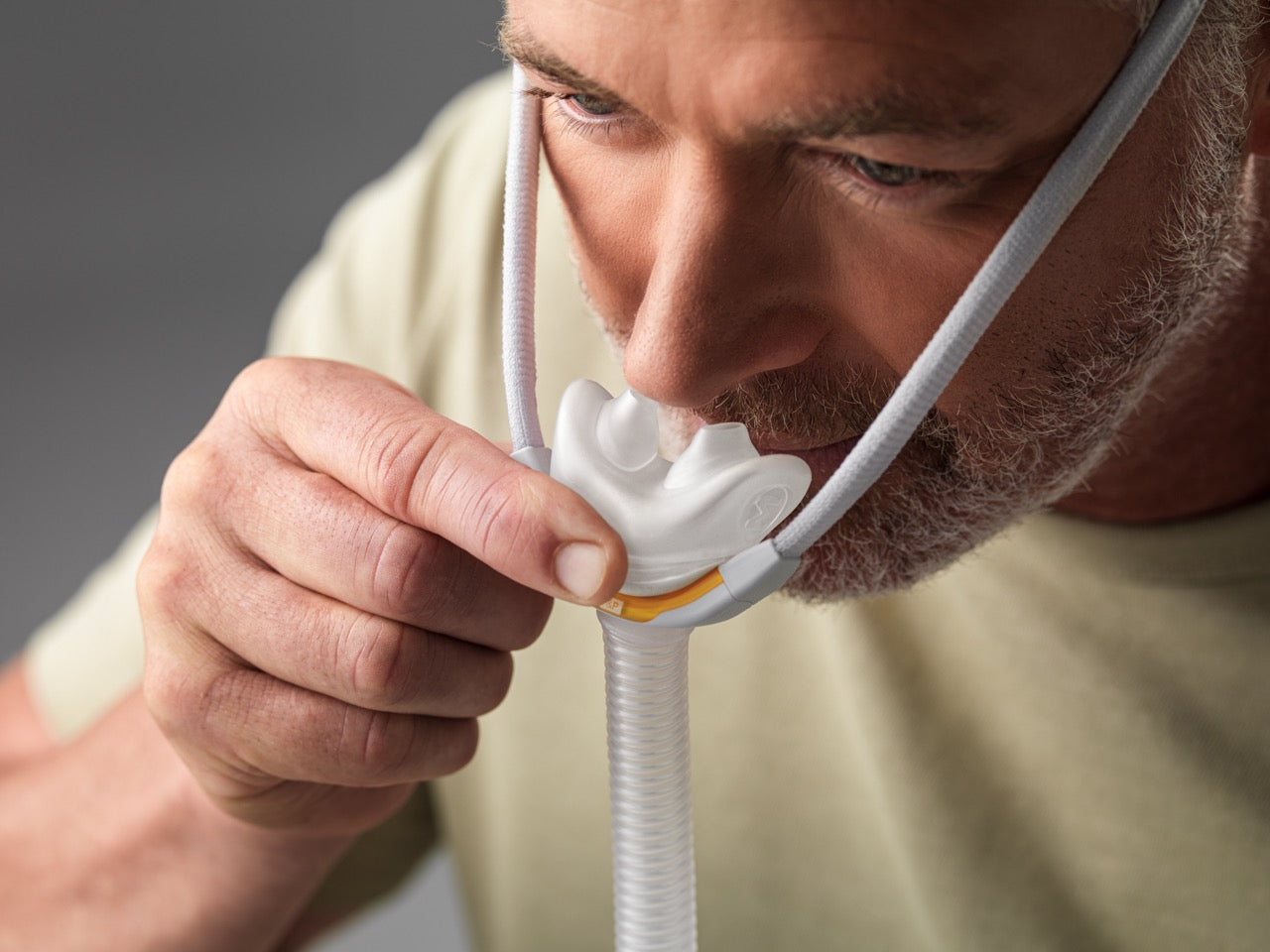 man showing how to use the solo pillows mask for cpap