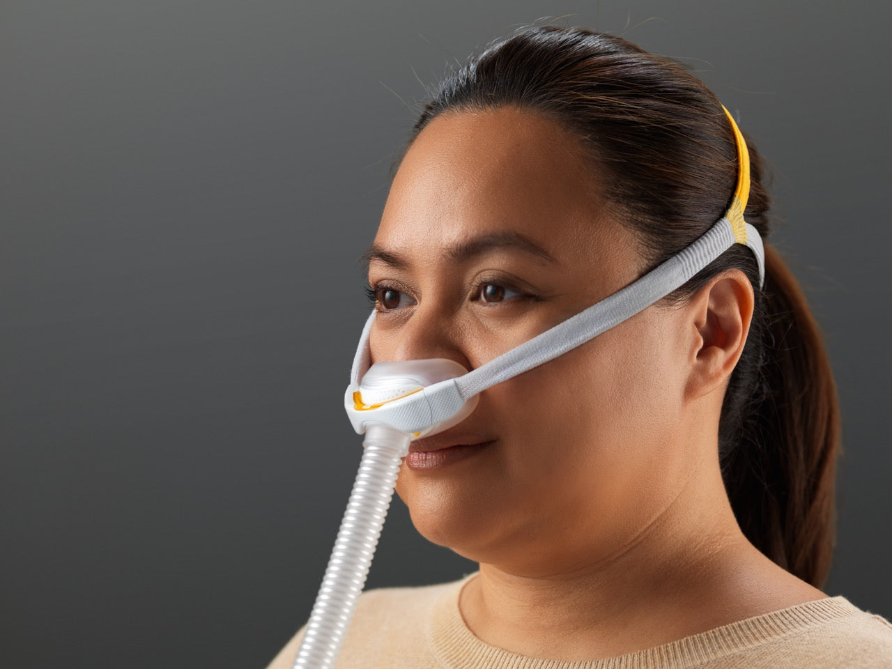 Woman using solo pillows mask with autofit for sleep apnea