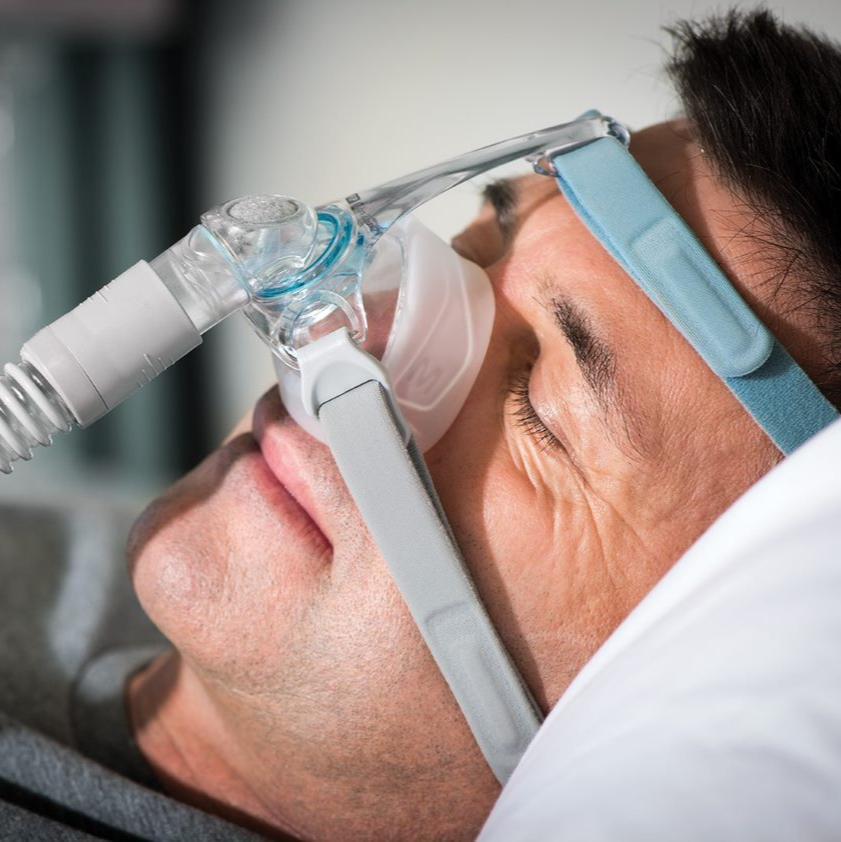 Man sleeping with Eson 2 Nasal Mask with headgear.