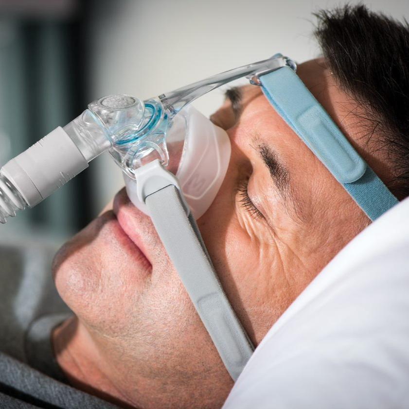 Man sleeping with Eson 2 Nasal Mask with headgear.