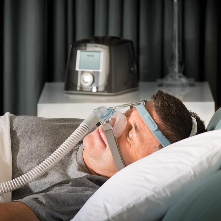 Man sleeping with Eson 2 Nasal Mask.