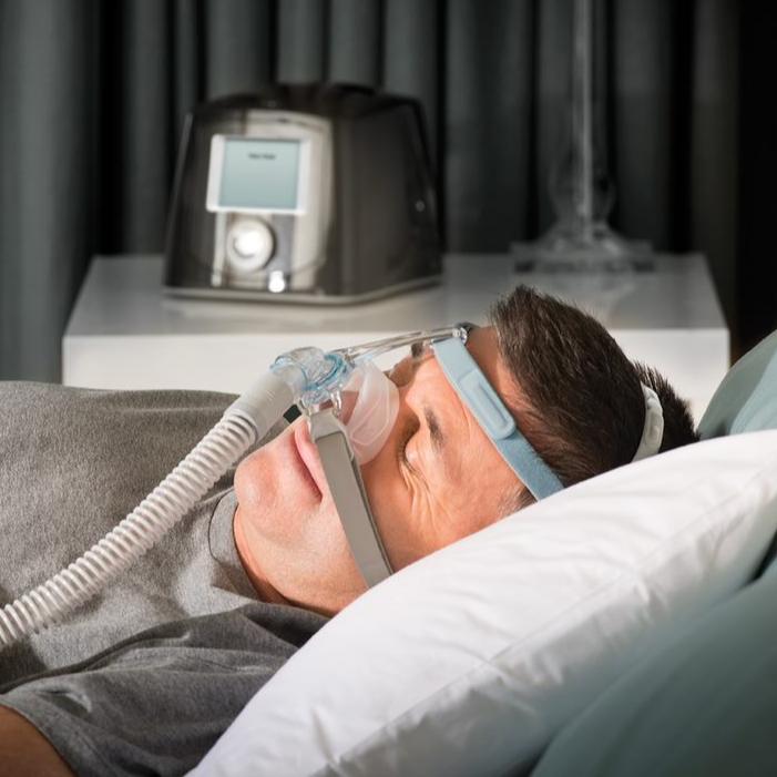 Man sleeping with Eson 2 Nasal Mask.