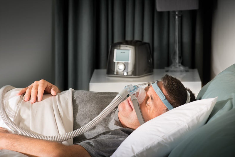 Man sleeping with Eson 2 Nasal Mask.