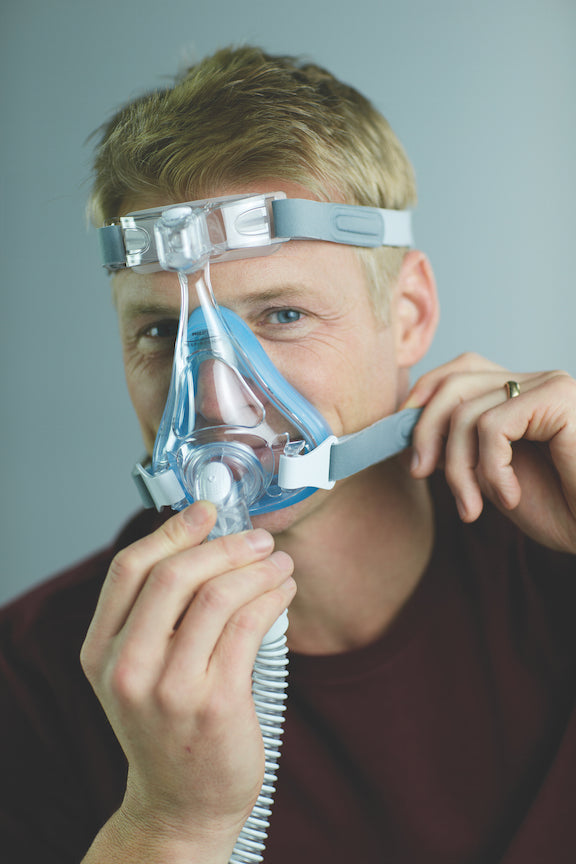 Man using the Amara gel cushion with a full face mask